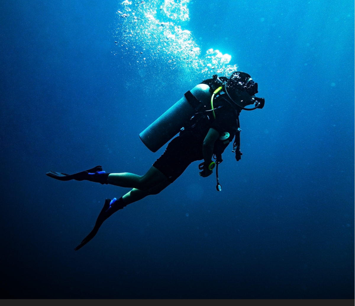 Writing messages underwater using new display technology